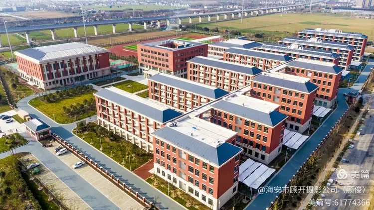 2021年新年之际回顾一下立发中学六十周年校庆时各位历任校长校友合影
